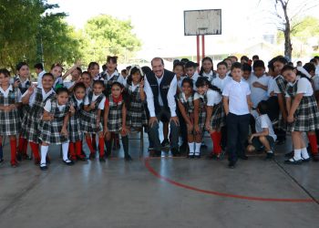 ENTREGAN ROTARIOS “JUEGOS MÁGICOS MATEMÁTICOS” A 250 ESCUELAS PRIMARIAS DE BCS