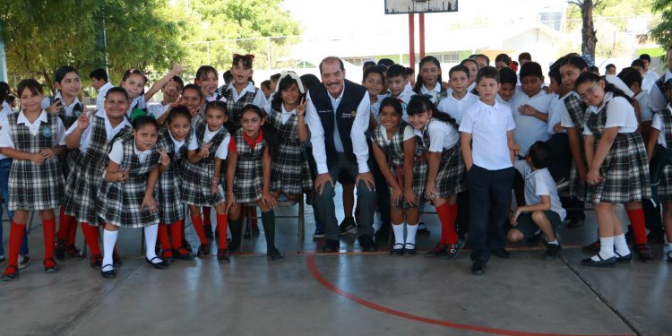 ENTREGAN ROTARIOS “JUEGOS MÁGICOS MATEMÁTICOS” A 250 ESCUELAS PRIMARIAS DE BCS