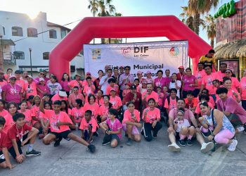 SISTEMA DIF LOS CABOS QUE PRESIDE FLORA AGUILAR DE LEGGS PARA CONMEMORAR EL “DÍA INTERNACIONAL DE LA LUCHA CONTRA EL CÁNCER DE MAMA”, REALIZÓ LA CARRERA ROSA 3 KILÓMETROS CON UNA PARTICIPACIÓN SUPERIOR A LOS 200 PARTICIPANTES