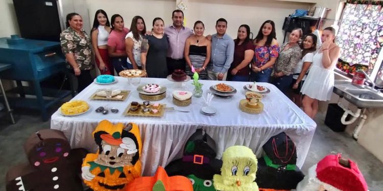 EL COORDINADOR DE PROYECTOS DE LOS CENTROS DE DESARROLLO COMUNITARIO (CDC) EN EL MUNICIPIO DE LOS CABOS VÍCTOR ORTEGÓN GÓNGORA, DIO A CONOCER QUE SE CONTINÚAN REFORZANDO LOS CURSOS Y TALLERES QUE SE OFRECEN EN LOS 4 C CENTROS