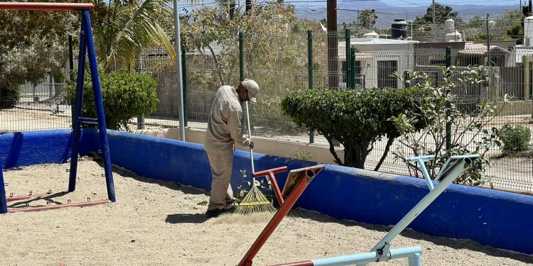 SE REUNIO EL I REGIDOR ROGELIO TORNERO CARRILLO CON JÓVENES DEPORTISTAS PARA ESCUCHAR SUS NECESIDADES Y ASÍ PODER OTORGAR LOS APOYOS NECESARIOS PARA QUE CONTINÚEN REALIZANDO SU DISCIPLINA Y REPRESENTAR DIGNAMENTE AL MUNICIPIO DE LOS CABOS