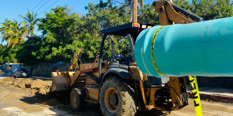 OOMSAPAS LOS CABOS SE ENCUENTRA TRABAJANDO EN LAS CALLES POR LOS DERRAMES DE AGUAS NEGRAS Y AFECTACIÓN DE TUBERÍAS POR HURACÁN NORMA