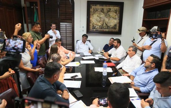 EL PRESIDENTE MUNICIPAL DE LOS CABOS OSCAR LEGGS CASTRO PRESIDENCIAL LA 2DA SESIÓN EXTRAORDINARIA DEL COMITÉ TÉCNICO DEL COBRO DE DERECHO AL SANEAMIENTO AMBIENTAL