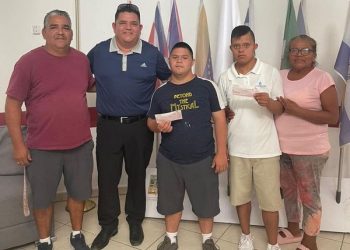 INSTITUTO DEL DEPORTE MUNICIPAL DE LOS CABOS HIZO ENTREGA DE APOYOS ECONÓMICOS A DOS JOVENES PARATLETAS