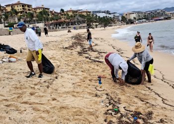 PERSONAL ZOFEMAT LOS CABOS FORTALECE LOS TRABAJOS PARA EL RETIRO DE RESIDUOS SÓLIDOS EN LAS PLAYAS