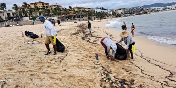 PERSONAL ZOFEMAT LOS CABOS FORTALECE LOS TRABAJOS PARA EL RETIRO DE RESIDUOS SÓLIDOS EN LAS PLAYAS
