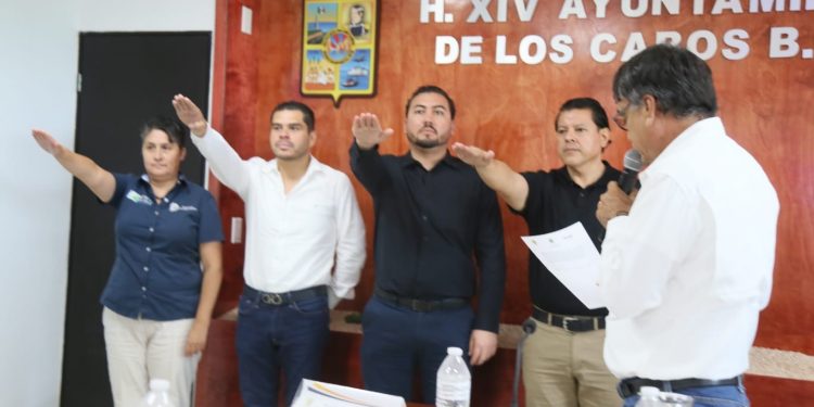 ALCALDE DE LOS CABOS OSCAR LEGGS CASTRO TOMÓ PROTESTA A LOS SERVIDORES PÚBLICOS QUE FUERON INTEGRADOS A LA JUNTA DE GOBIERNO