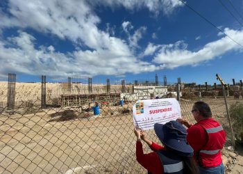 TODA OBRA DE CONSTRUCCIÓN ESTÁ OBLIGADA A TENER A LA VISTA LOS PERMISOS Y LICENCIAS : OSCAR LEGGS CASTRO