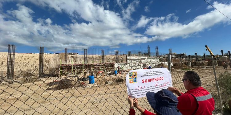 TODA OBRA DE CONSTRUCCIÓN ESTÁ OBLIGADA A TENER A LA VISTA LOS PERMISOS Y LICENCIAS : OSCAR LEGGS CASTRO