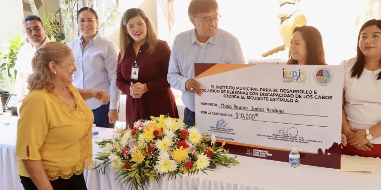 ENTREGA IMDIS LOS CABOS APOYOS ECONÓMICOS A TRAVEZ DEL PROGRAMA EMPRENDER SIN BARRERAS