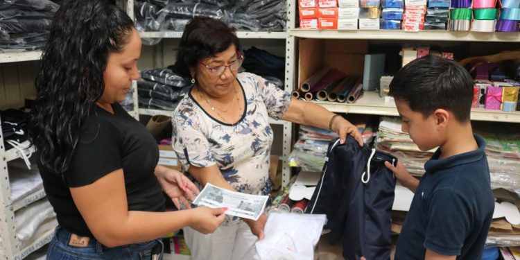 SE BENEFICIAN CON VALES PARA ÚTILES Y UNIFORMES MÁS DE 140 MIL ESTUDIANTES EN BCS