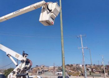 SUSTITUYEN LÁMPARAS DERIVADO DEL PROGRAMA ALUMBRADO PÚBLICO INTELIGENTE EN LOS CABOS