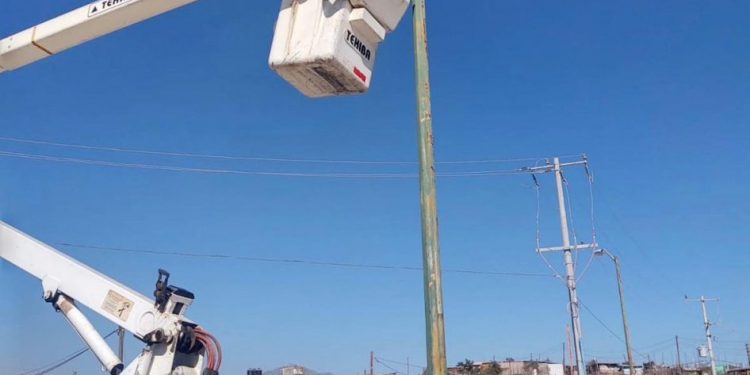 SUSTITUYEN LÁMPARAS DERIVADO DEL PROGRAMA ALUMBRADO PÚBLICO INTELIGENTE EN LOS CABOS