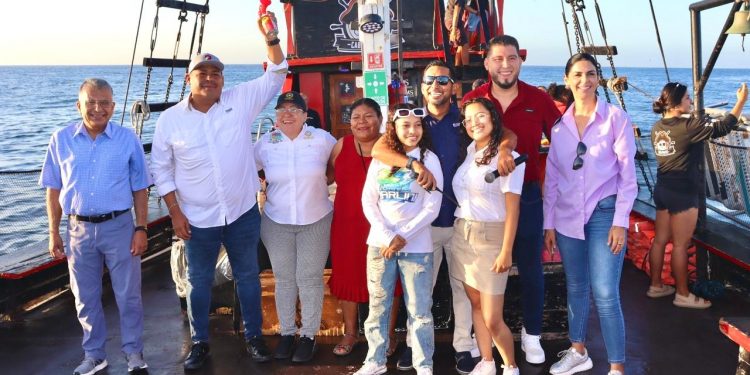 EL DELEGADO DE CABO SAN LUCAS RAYMUNDO ZAMORA CESEÑA ENCABEZÓ EL DISPARO DE SALIDA DEL TORNEO DE PESCA MARLINI