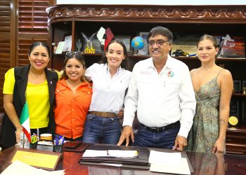 SE REUNIÓ EL ALCALDE OSCAR LEGGS CASTRO CON INTEGRANTES DEL EQUIPO DE ESCARAMUZAS LA SANLUQUEÑA