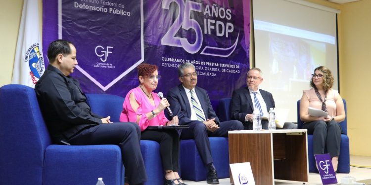 PANEL DE ESPECIALISTAS SE REÚNEN EN LA UABCS PARA CONMEMORAR 25 AÑOS DE LA DEFENSORIA PÚBLICA EN MÉXICO
