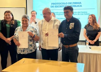 FIRMAN ESCRITURA DE DONACIÓN DE PREDIO POR PARTE DELXIV AYUNTAMIENTO DE LOS CABOS PARA LA CONSTRUCCIÓN DE UN CENTRO DE JUSTICIA EN LOS CABOS