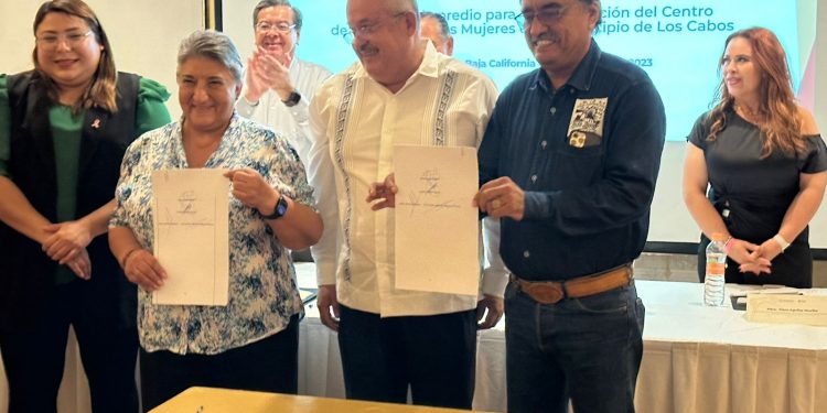 FIRMAN ESCRITURA DE DONACIÓN DE PREDIO POR PARTE DELXIV AYUNTAMIENTO DE LOS CABOS PARA LA CONSTRUCCIÓN DE UN CENTRO DE JUSTICIA EN LOS CABOS