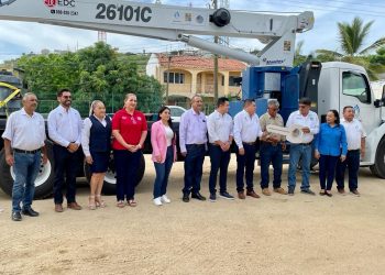 ENCABEZÓ EL ALCALDE OSCAR LEGGS CASTRO LA ENTREGA DE UNA GRÚA HIDRÁULICA TELESCÓPICA A OOMSAPAS LOS CABOS