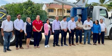 ENCABEZÓ EL ALCALDE OSCAR LEGGS CASTRO LA ENTREGA DE UNA GRÚA HIDRÁULICA TELESCÓPICA A OOMSAPAS LOS CABOS