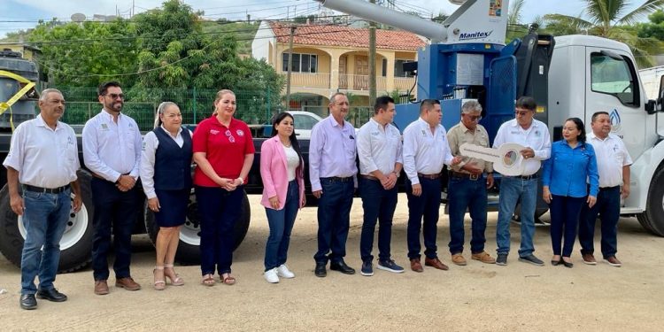 ENCABEZÓ EL ALCALDE OSCAR LEGGS CASTRO LA ENTREGA DE UNA GRÚA HIDRÁULICA TELESCÓPICA A OOMSAPAS LOS CABOS