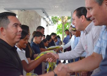 ENTREGA MESA DE SEGURIDAD UNIFORMES A JÓVENES QUE SE DISPUTARÁN EN TORNEO DE FÚTBOL LA COPA “PAZIFICA”