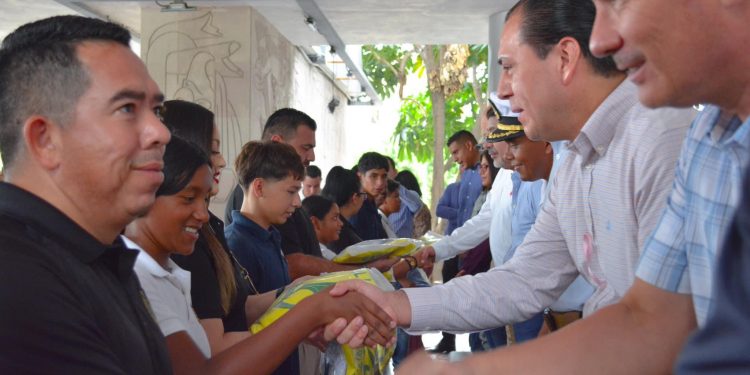 ENTREGA MESA DE SEGURIDAD UNIFORMES A JÓVENES QUE SE DISPUTARÁN EN TORNEO DE FÚTBOL LA COPA “PAZIFICA”