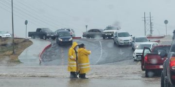 POR LA FUERTES LLUVIAS REGISTRADAS AYER ELEMENTOS DE PROTECCIÓN CIVIL DE LA PAZ BAJA CALIFORNIA SUR APOYARON A LOS AUTOMOVILISTA EN EL CRUCE DE ALGUNOS ARROYOS DE NUESTRA CIUDAD