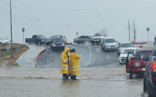 POR LA FUERTES LLUVIAS REGISTRADAS AYER ELEMENTOS DE PROTECCIÓN CIVIL DE LA PAZ BAJA CALIFORNIA SUR APOYARON A LOS AUTOMOVILISTA EN EL CRUCE DE ALGUNOS ARROYOS DE NUESTRA CIUDAD