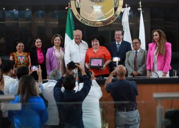 ASISTE GOBERNADOR VCC A ENTREGA DE MEDALLA “MARÍA DIONISIA VILLARINO ESPINOSA” A LILIANA EDITH LYLE FRITCH