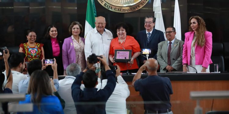 ASISTE GOBERNADOR VCC A ENTREGA DE MEDALLA “MARÍA DIONISIA VILLARINO ESPINOSA” A LILIANA EDITH LYLE FRITCH