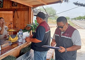 FAMILIAS DE EJIDO PALO BOLA RECIBEN DE GOBERNADOR VCC, TÍTULOS DE PROPIEDAD