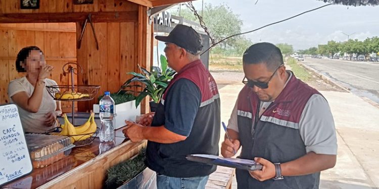 FAMILIAS DE EJIDO PALO BOLA RECIBEN DE GOBERNADOR VCC, TÍTULOS DE PROPIEDAD