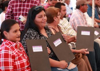 FAMILIAS DE EJIDO PALO BOLA RECIBEN DE GOBERNADOR VCC, TÍTULOS DE PROPIEDAD