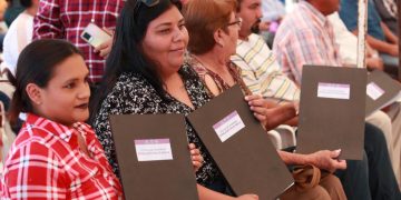 FAMILIAS DE EJIDO PALO BOLA RECIBEN DE GOBERNADOR VCC, TÍTULOS DE PROPIEDAD