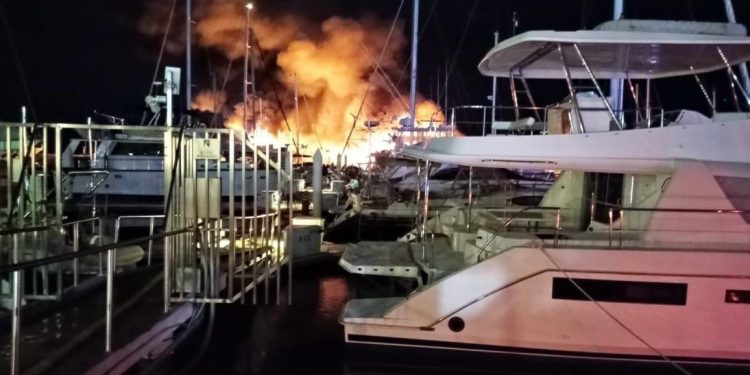 INICIA PGJE INVESTIGACIÓN POR INCENDIO DE EMBARCACIONES EN MARINA PALMIRA EN LA PAZ