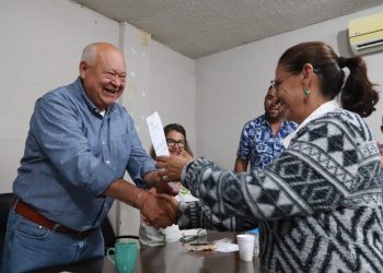 ENTREGA GOBERNADOR A PRODUCTORES DE COMONDÚ CARTAS DE AUTORIZACIÓN PARA ADQUISICIÓN DE MATERIALES Y EQUIPOS