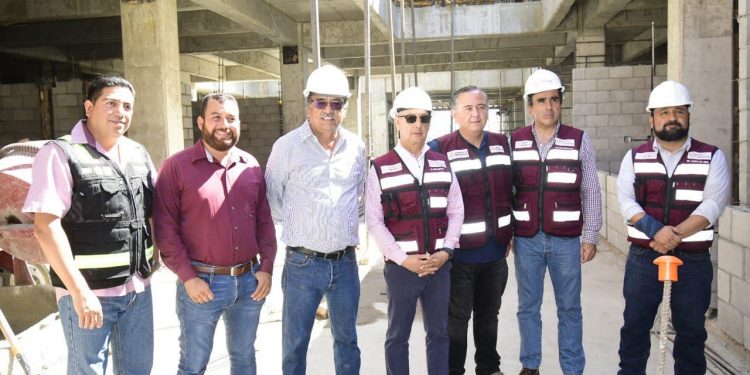 ACOMPAÑA ALCALDE DE LOS CABOS OSCAR LEGGS CASTRO AL DIRECTOR GENERAL DEL ISSSTE A NIVEL NACIONAL A VISITA DE SUPERVISIÓN DE OBRA DEL NUEVO HOSPITAL DE ESPECIALIDADES DEL ISSSTE EN CSL
