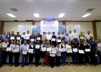 UABCS RECONOCE TRAYECTORIA DE TRABAJO DE SU PERSONAL ADMINISTRATIVO