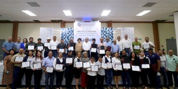 UABCS RECONOCE TRAYECTORIA DE TRABAJO DE SU PERSONAL ADMINISTRATIVO