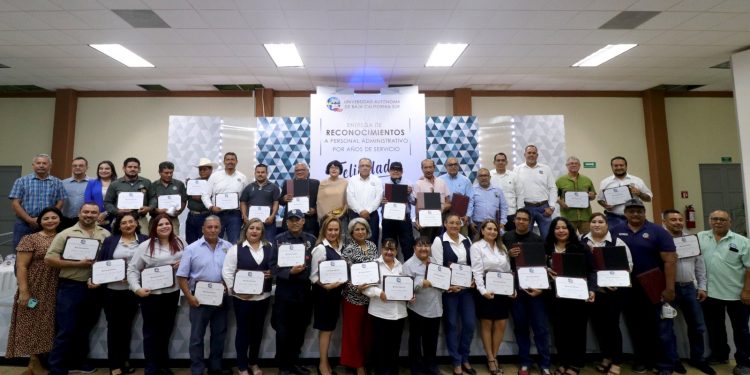 UABCS RECONOCE TRAYECTORIA DE TRABAJO DE SU PERSONAL ADMINISTRATIVO