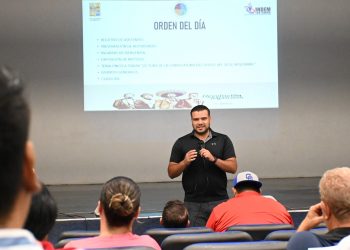 EL ALCALDE DE LOS CABOS OSCAR LEGGS CASTRO DIO A CONOCER QUE CAMBIARÁN LA DUELA DEL AUDITORIO DE CABO SAN LUCAS