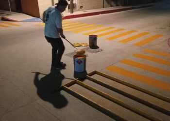 LA DIRECCIÓN GENERAL DE SEGURIDAD PÚBLICA POLICÍA PREVENTIVA Y TRÁNSITO MUNICIPAL DE LOS CABOS CONTINÚA EL MANTENIMIENTO DE SEÑALAMIENTOS VÍALES EN EL MUNICIPIO