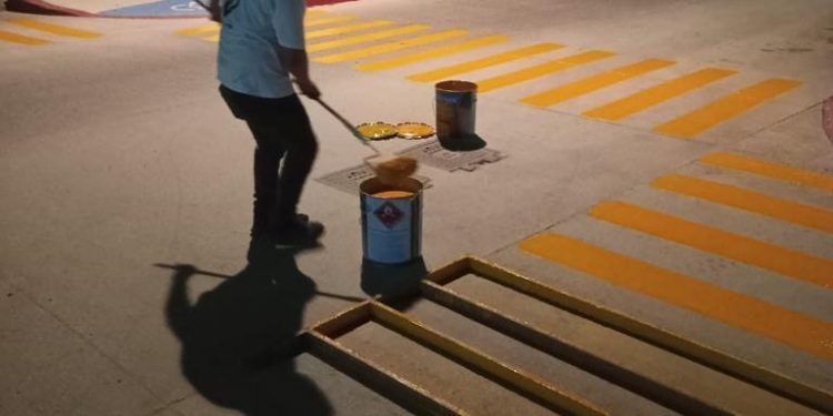 LA DIRECCIÓN GENERAL DE SEGURIDAD PÚBLICA POLICÍA PREVENTIVA Y TRÁNSITO MUNICIPAL DE LOS CABOS CONTINÚA EL MANTENIMIENTO DE SEÑALAMIENTOS VÍALES EN EL MUNICIPIO