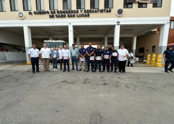 ENTREGA ALCALDE DE LOS CABOS OSCAR LEGGS CASTRO RECONOCIMIENTO ESPECIAL A 8 BOMBEROS QUE AYUDARON EN LABORES DE BÚSQUEDA EN ACAPULCO