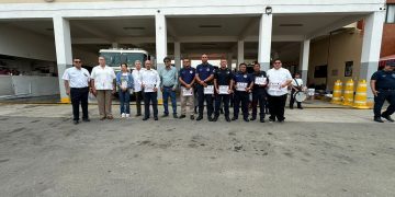 ENTREGA ALCALDE DE LOS CABOS OSCAR LEGGS CASTRO RECONOCIMIENTO ESPECIAL A 8 BOMBEROS QUE AYUDARON EN LABORES DE BÚSQUEDA EN ACAPULCO