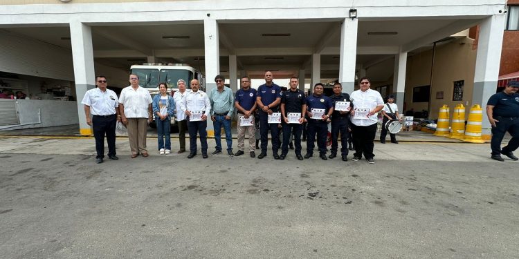 ENTREGA ALCALDE DE LOS CABOS OSCAR LEGGS CASTRO RECONOCIMIENTO ESPECIAL A 8 BOMBEROS QUE AYUDARON EN LABORES DE BÚSQUEDA EN ACAPULCO