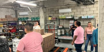 EL COMITÉ DE GIROS RESTRINGIDOS DEL XIV AYUNTAMIENTO DE LOS CABOS REALIZÓ UN RECORRIDO POR COMERCIOS PARA VERIFICAR QUE CUMPLAN CON LO ESTÁBLECIDO EN LA LEY MUNICIPAL