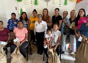 SISTEMA MUNICIPAL DIF LOS CABOS HIZO ENTREGA DE 10 COSTALITOS A MADRES DE FAMILIA EN CSL