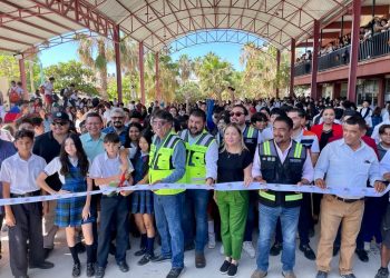 EL ALCALDE DE LOS CABOS OSCAR LEGGS CASTRO ENTREGÓ UNA TECHUMBRE EN LA ESCUELA SECUNDARIA No. 16